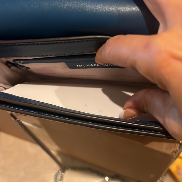 Michael Kors Leather Quilted Pyramids Gusset
Clutch Crossbody steel blue new - Picture 7 of 10